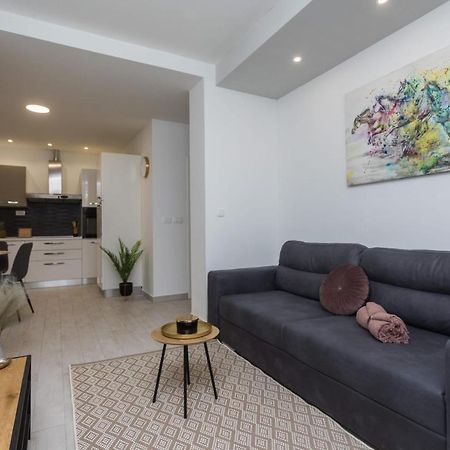 Bloom Apartment Split Bagian luar foto