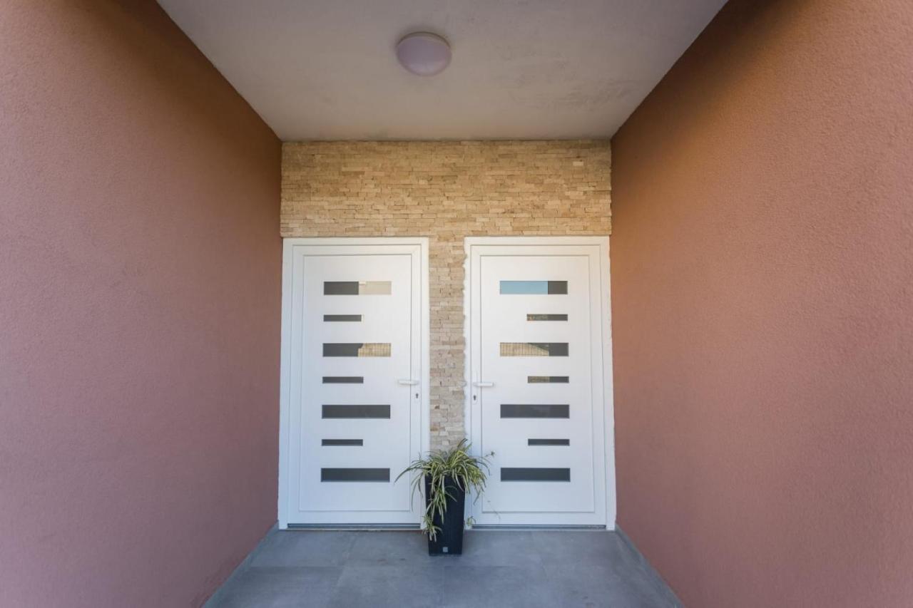 Bloom Apartment Split Bagian luar foto