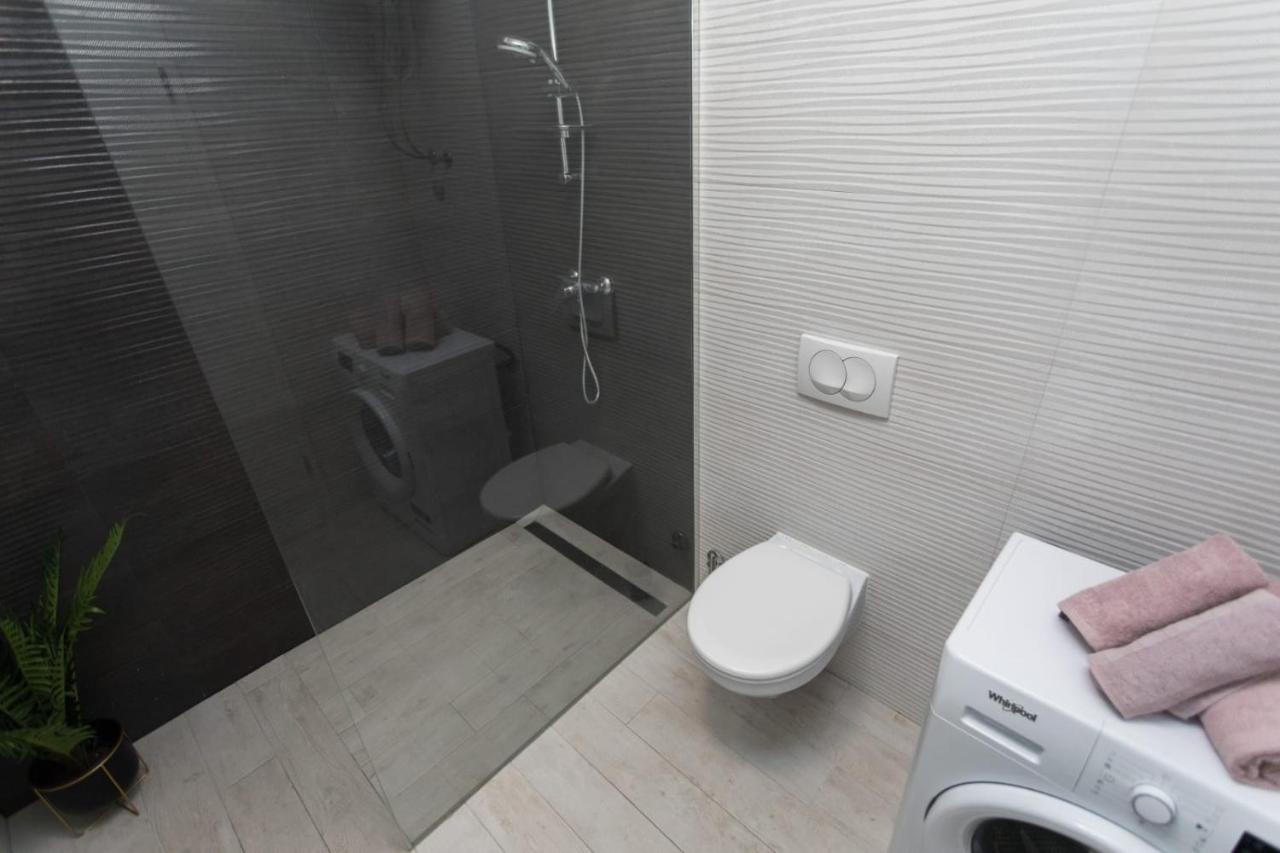 Bloom Apartment Split Bagian luar foto