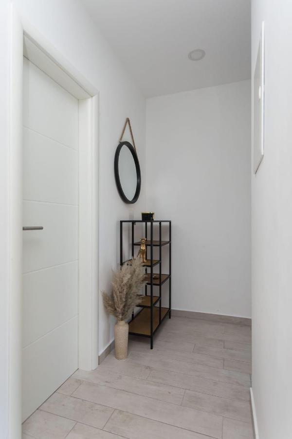 Bloom Apartment Split Bagian luar foto