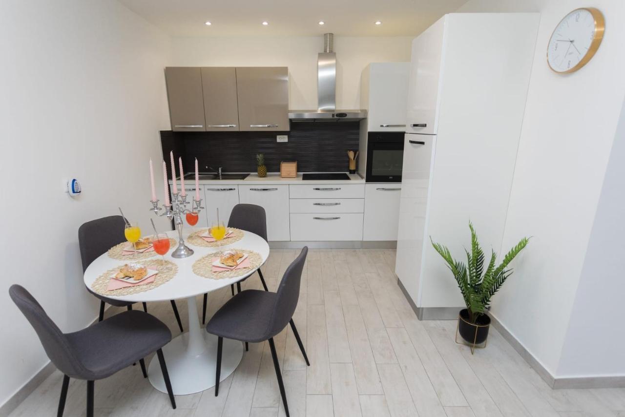 Bloom Apartment Split Bagian luar foto