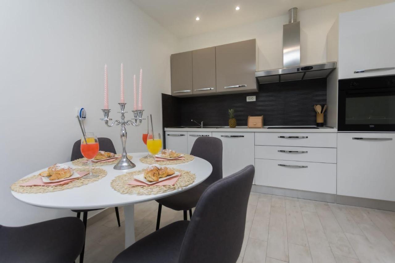 Bloom Apartment Split Bagian luar foto