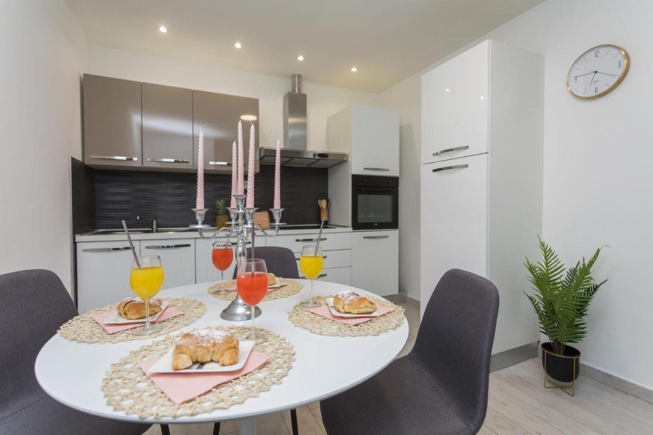 Bloom Apartment Split Bagian luar foto