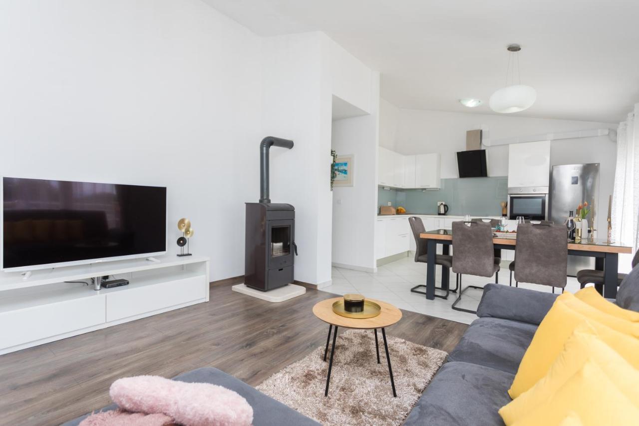 Bloom Apartment Split Bagian luar foto