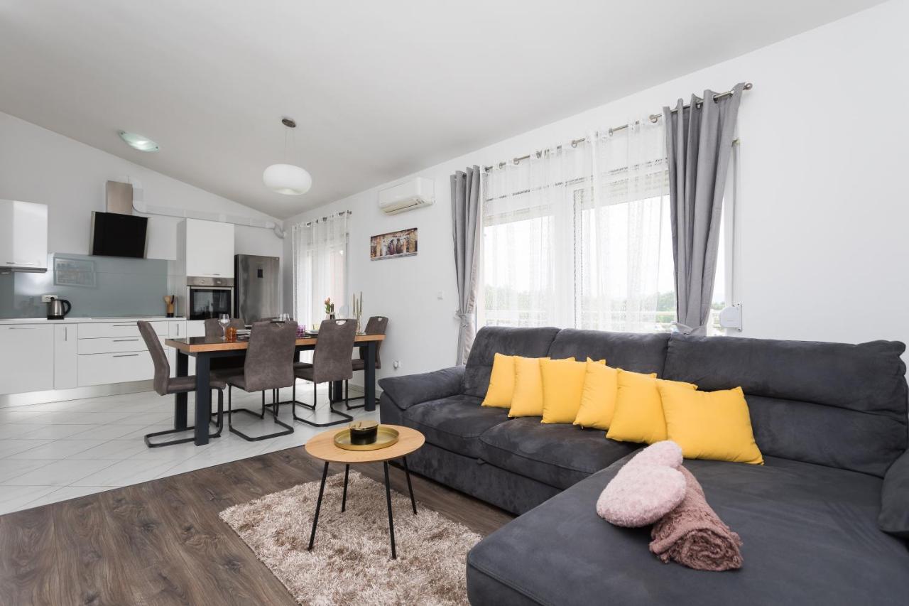 Bloom Apartment Split Bagian luar foto
