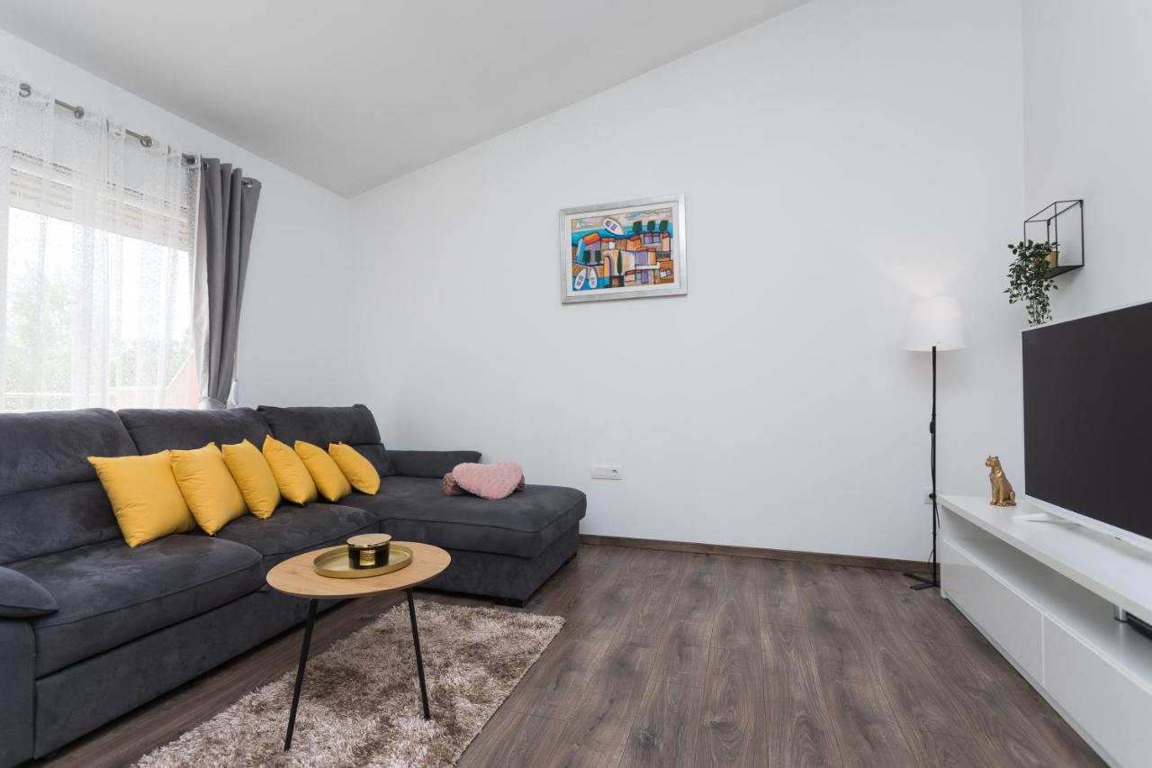 Bloom Apartment Split Bagian luar foto