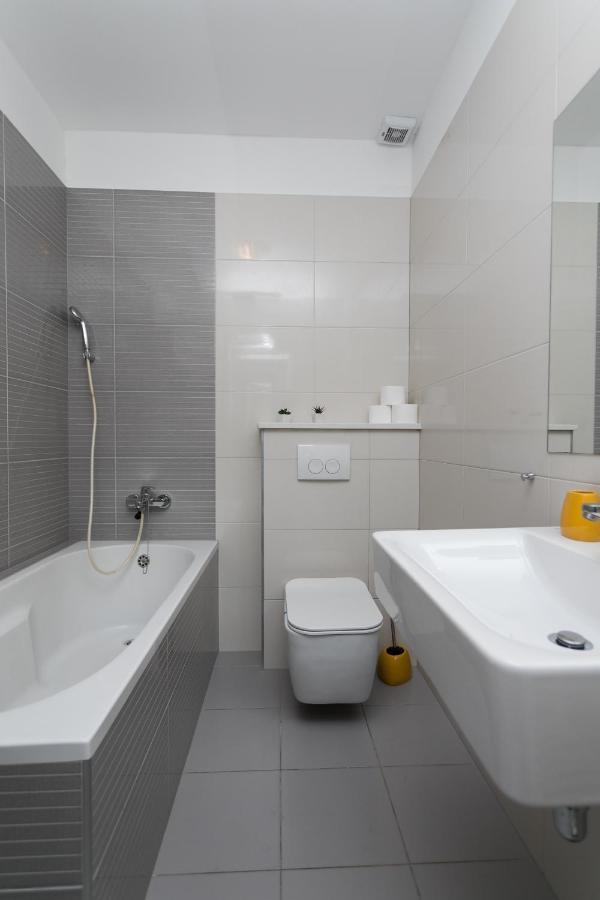 Bloom Apartment Split Bagian luar foto