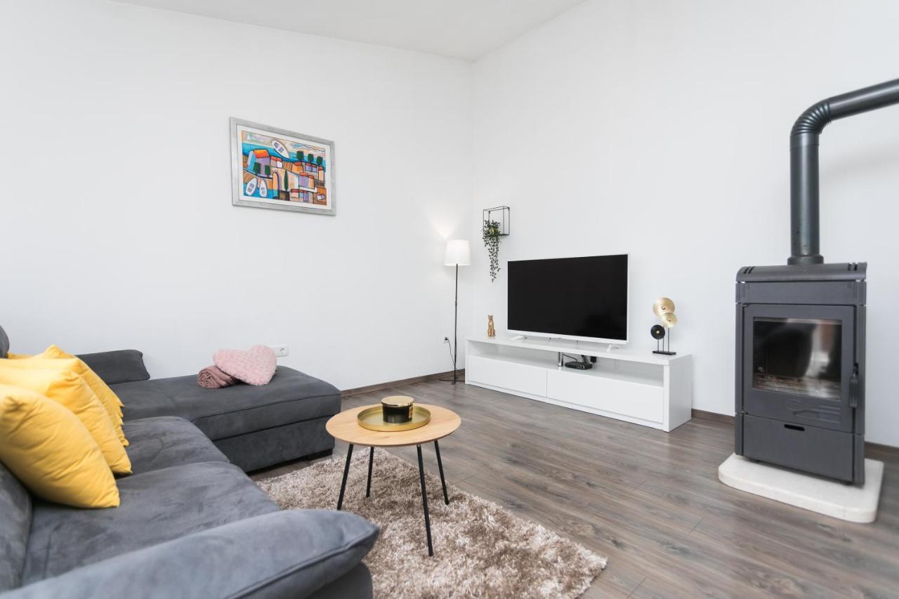 Bloom Apartment Split Bagian luar foto