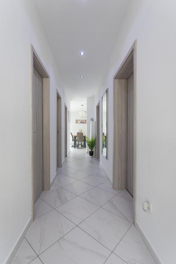 Bloom Apartment Split Bagian luar foto