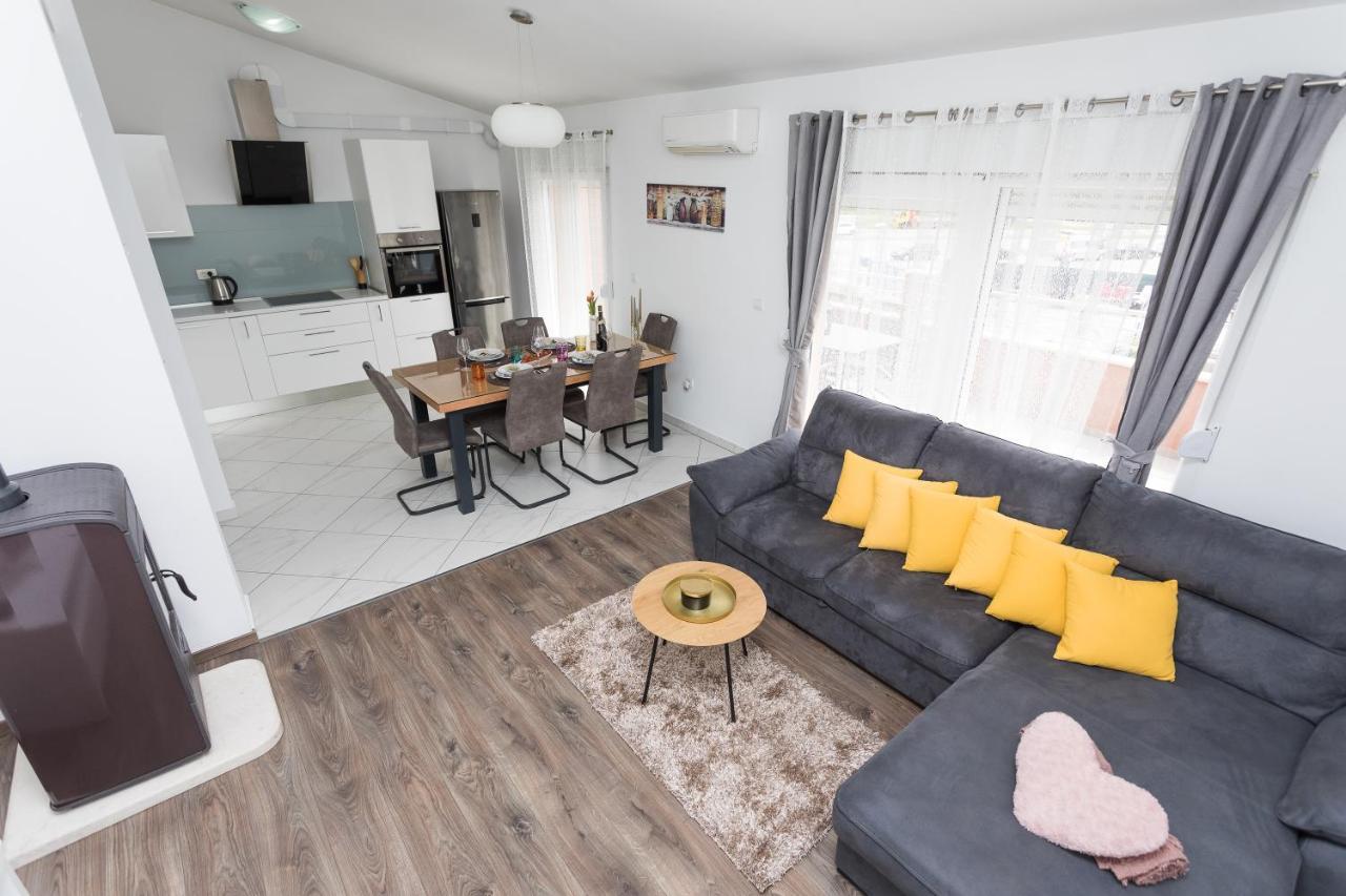 Bloom Apartment Split Bagian luar foto